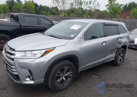 2018 Toyota Highlander Le Plus z USA, uszkodzony, nr VIN 5TDBZRFH1JS894086